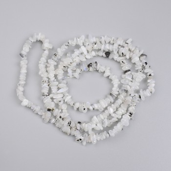 Adular-Mikroperlen Körnung 4–7×2–4 mm, Länge ca. 78 cm, auf Faden