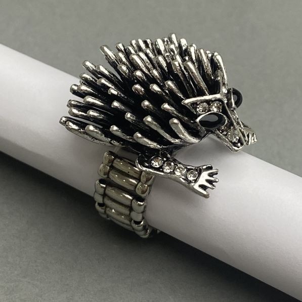 Ring „Sonic-Igel“ 30×33×17 mm ± weiße und schwarze Strasssteine, silberfarbenes Metall, auf Elastikband, Glieder 10×5 mm+