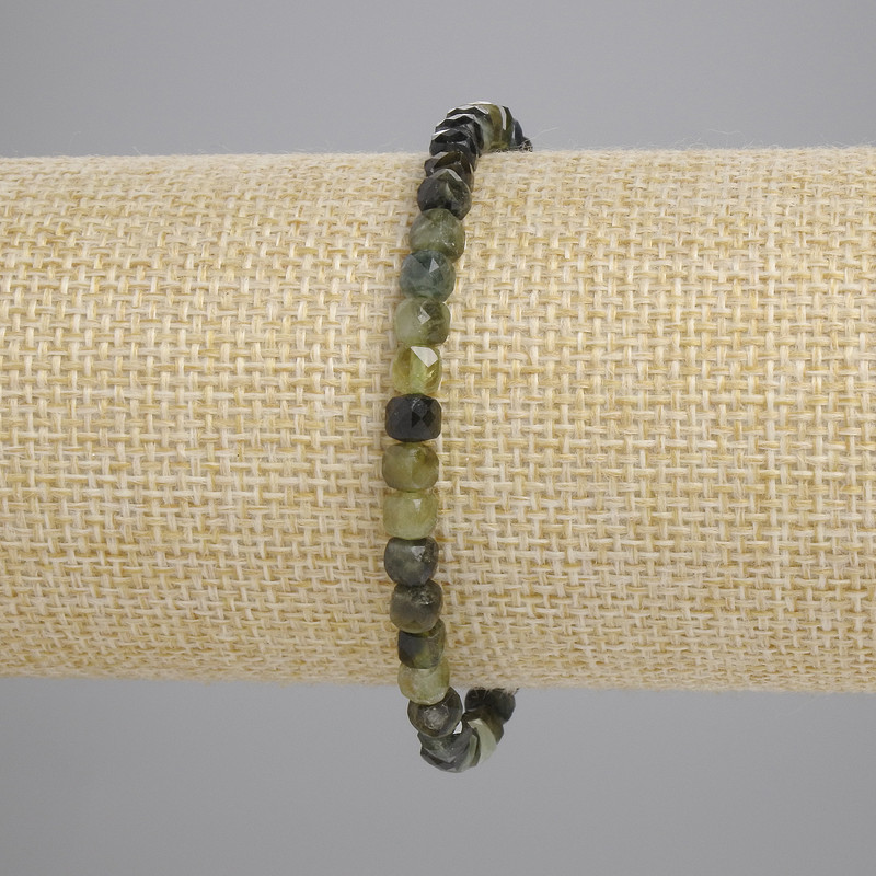 Armband aus grünem Turmalin, facettierte Würfel 4×4 mm, Länge ca. 18 cm, Stretch