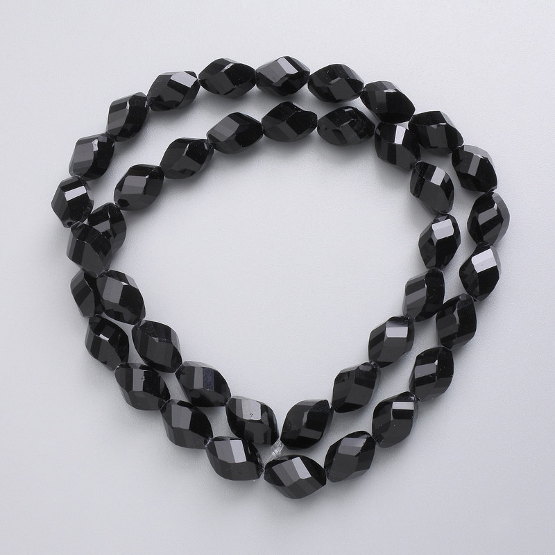 Perlen aus tschechischem Kristall auf Schnur, schwarz matt, facettierte Rhombus-Perlen, Durchmesser ca. 11 × 7,5 mm, Länge 44 cm +