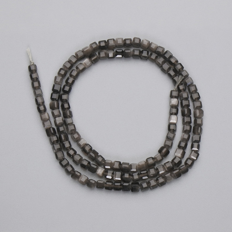 Perlen aus silberglänzendem Obsidian, facettierte Würfel, Durchmesser ca. 3×3 mm, auf Schnur, Länge ca. 39 cm