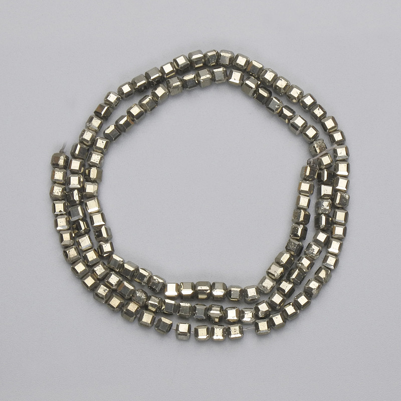Pyrit-Perlen, facettierte Würfel, Durchmesser ca. 3×3 mm, auf Schnur, Länge ca. 39 cm