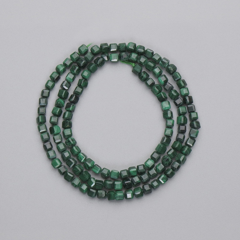 Malachit-Würfelperlen, facettiert, Durchmesser 3×3 mm ±, auf Schnur, Länge ca. 39 cm