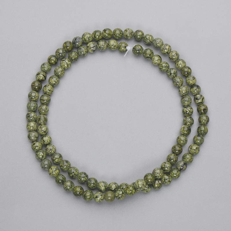 Serpentin-Perlen, glatte Kugeln, Durchmesser 4–5 mm, auf Faden, Länge ca. 39 cm