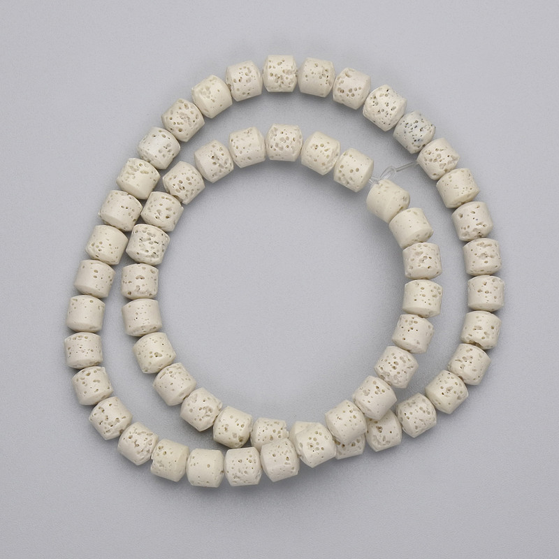 Beige Lavaperlen zylindrisch, Durchmesser ca. 6,5×6,5 mm, auf Faden, Länge 38 cm+