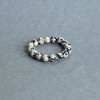 Dalmatiner-Jaspis-Ring, glatte Kugel, Durchmesser ca. 4 mm, Stretch