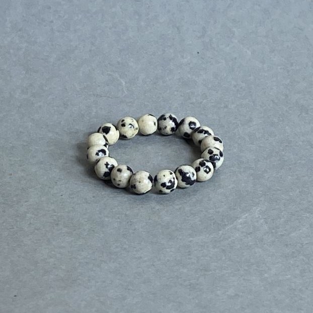 Dalmatiner-Jaspis-Ring, glatte Kugel, Durchmesser ca. 4 mm, Stretch