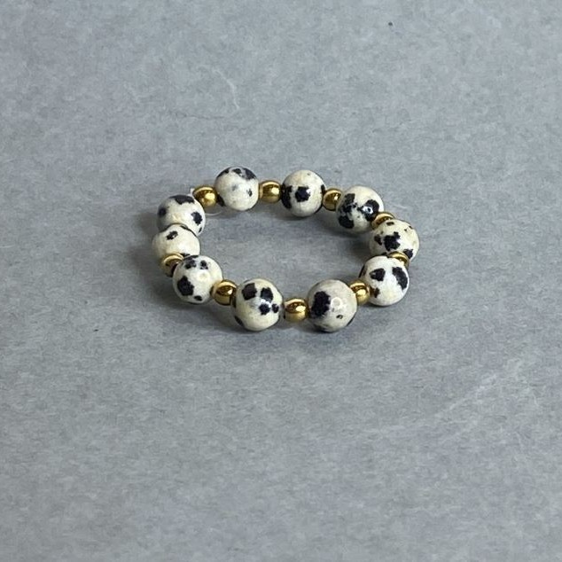 Kugelring aus Dalmatiner-Jaspis, glatte Kugel, Durchmesser ca. 4 mm ± Hematit-Kugel ca. 2 mm ± elastische Schnur