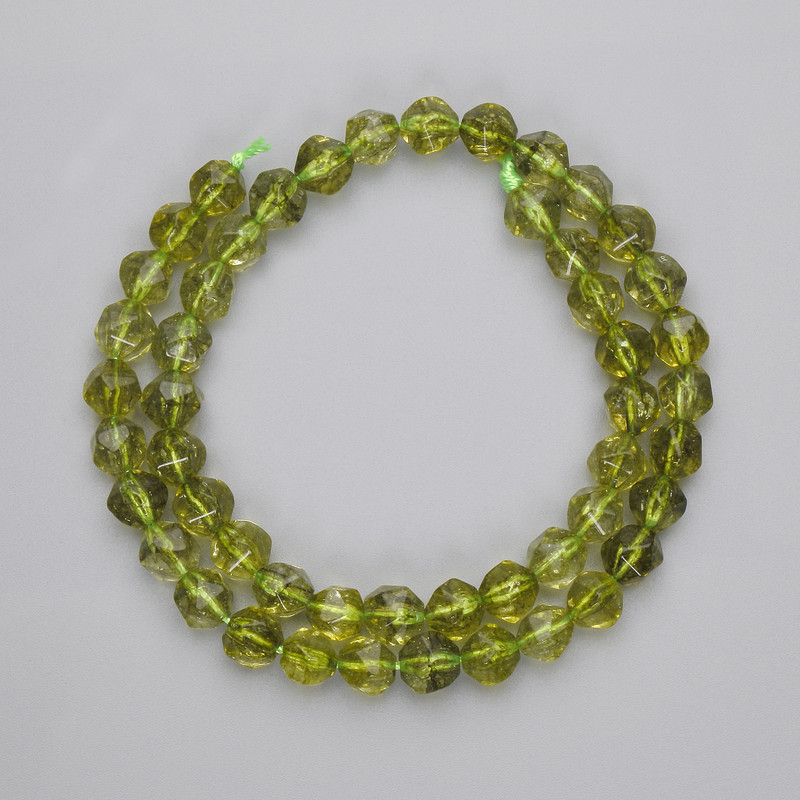 Chrysolith-Perlen facettiert, Durchmesser 7–7,5 mm, 5×7–7,5 mm ±, Länge ca. 36 cm, auf Faden aufgefädelt