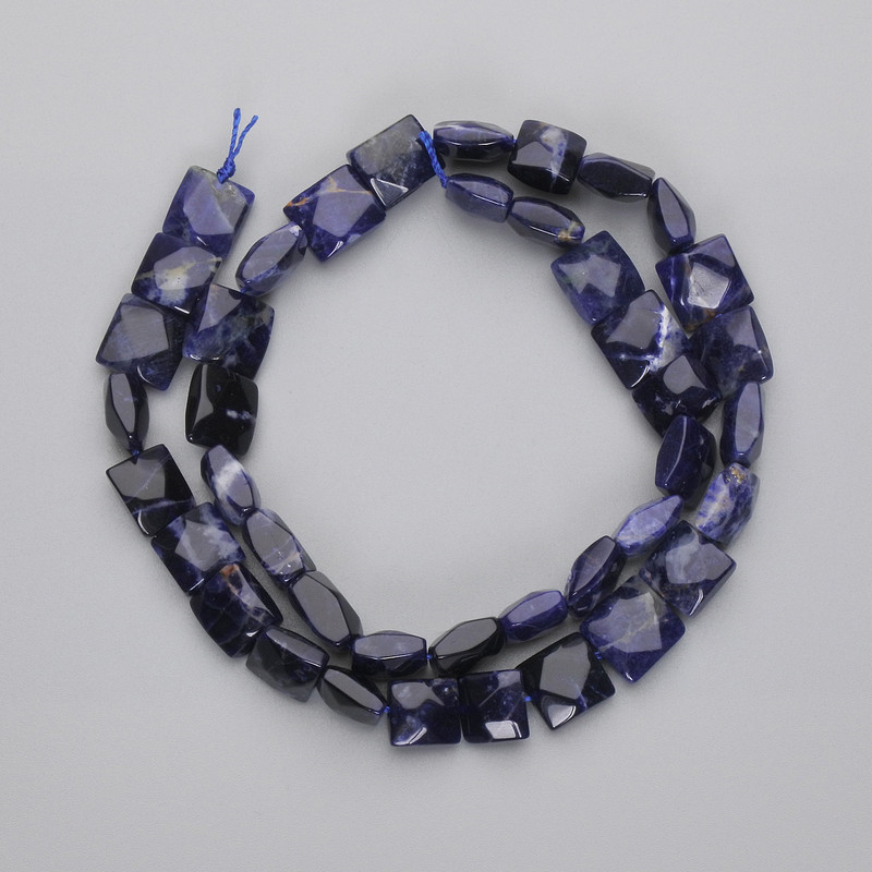 Sodalit-Perlen, quadratisch facettiert, Durchmesser 8,5–10×8,5–10 mm, Länge ca. 40 cm auf Faden