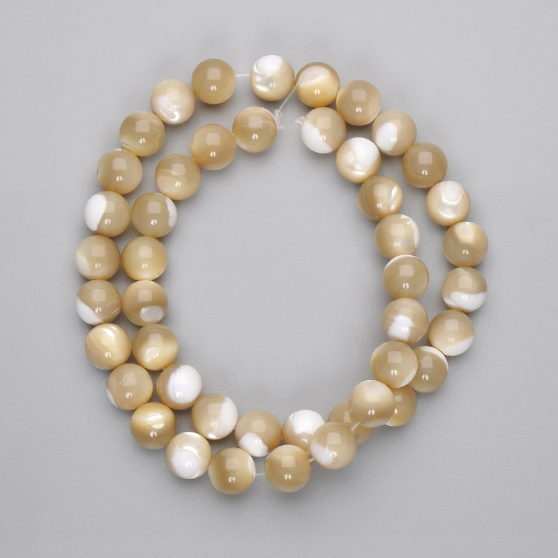 Beige Perlmutt-Perlen, glatte Kugeln, Durchmesser 8,5 mm, Länge ca. 39 cm, aufgefädelt auf Nylonfaden