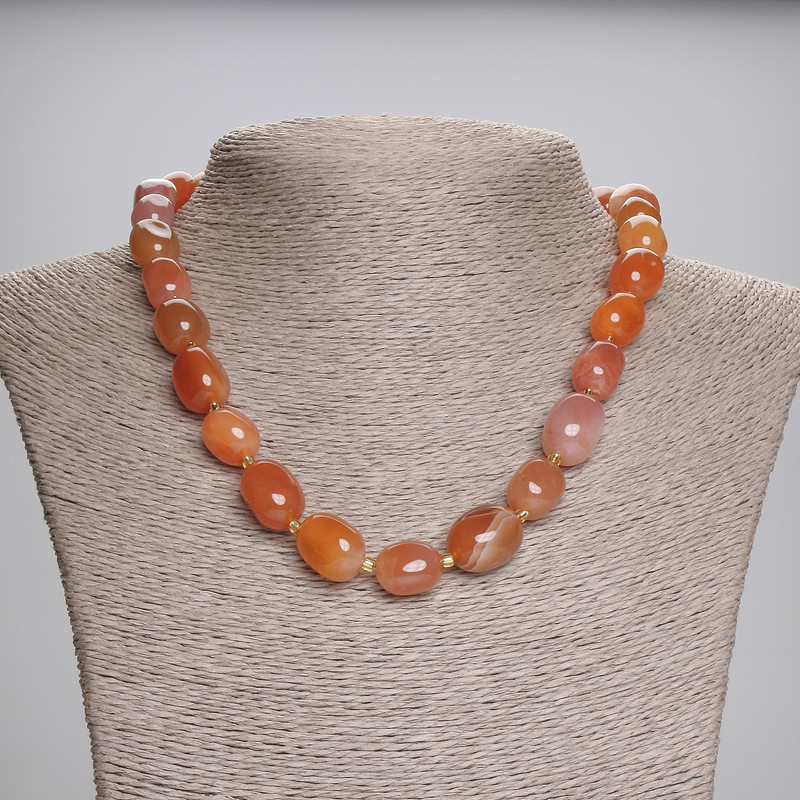 Kette aus Sardonyx, facettierte Perlen 14–16 × 11–12 mm ±, 3 mm Glasperlen ±, Länge ca. 45 cm ± mit Verschluss