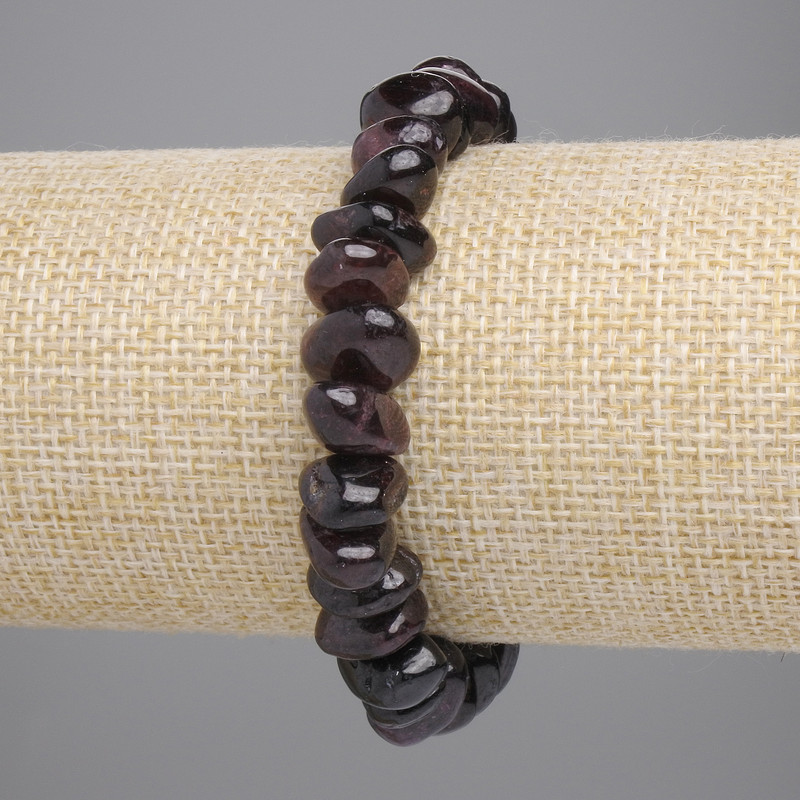 Armband aus facettiertem Granat, 10–13 × 4–6 mm, Länge ca. 18 cm, elastisches Band