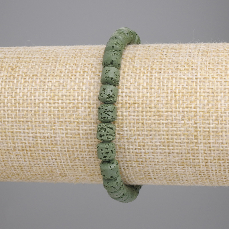 Armband aus grünem Vulkanlava – zylindrische Perlen, Durchmesser ca. 6×6 mm, Länge ca. 18 cm, elastisches Armband
