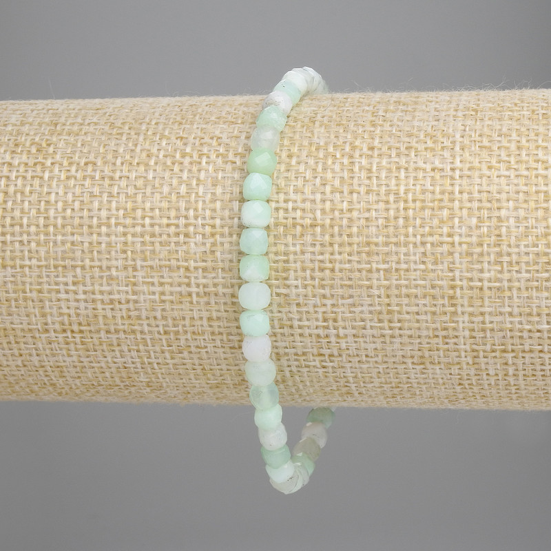 Armband aus Smaragd, facettierte Würfel, Durchmesser ca. 4 × 4 mm, Länge ca. 18 cm, Stretch-Armband
