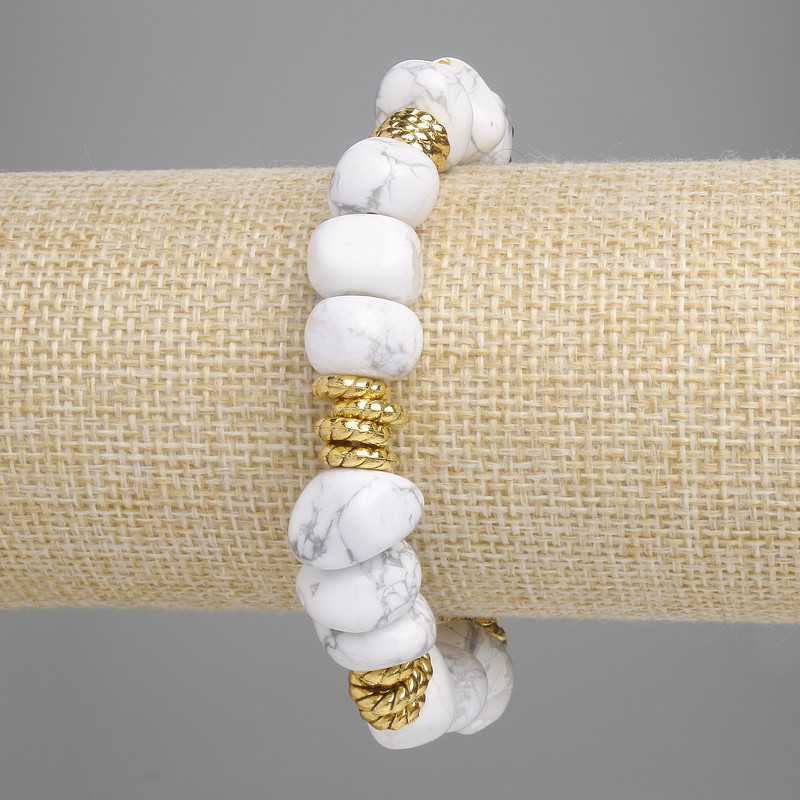 Armband aus Kaolinit, geglättete Perlen, Durchmesser 10–14 × 7–10 mm, mit Metall-Einlagen, Länge ca. 18 cm, Stretch
