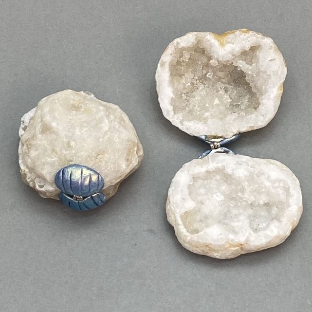 Souvenir-Geode im Paar aus Bergkristall auf einer Metallklemme, Maße ca. 50×45×35 mm+