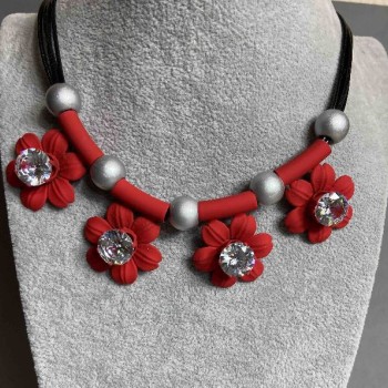 Kette mit roten Blüten und weißem Kristall, Durchmesser 35×29 mm ±, Perlen-Durchmesser ca. 11 mm, auf Schnüren, Länge 45–50 cm