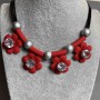 Kette mit roten Blüten und weißem Kristall, Durchmesser 35×29 mm ±, Perlen-Durchmesser ca. 11 mm, auf Schnüren, Länge 45–50 cm