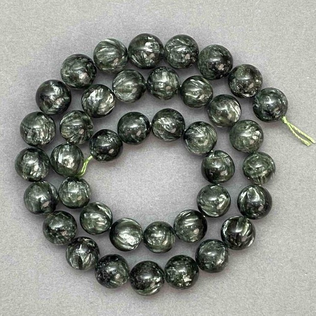 Serafinit-Perlen aus natürlichem Stein, glatte Kugeln, Durchmesser ca. 10 mm, Länge ca. 39 cm, auf einer Schnur