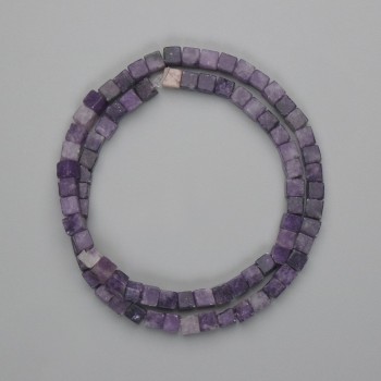 Lepidolith-Kubusperlen, Kantenlänge ca. 4,5 × 4,5 mm, Länge ca. 38 cm, auf Faden