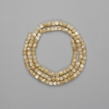 Beige Perlmuttwürfelperlen, facettiert, Durchmesser 3 × 3 mm, Länge ca. 38 cm, auf Faden