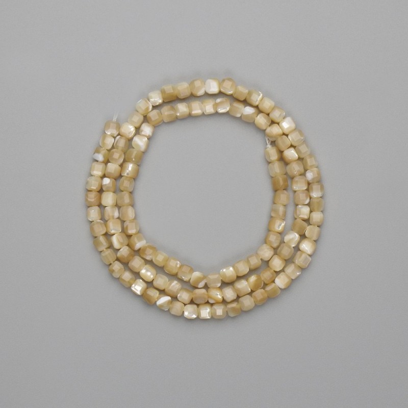 Beige Perlmuttwürfelperlen, facettiert, Durchmesser 3 × 3 mm, Länge ca. 38 cm, auf Faden