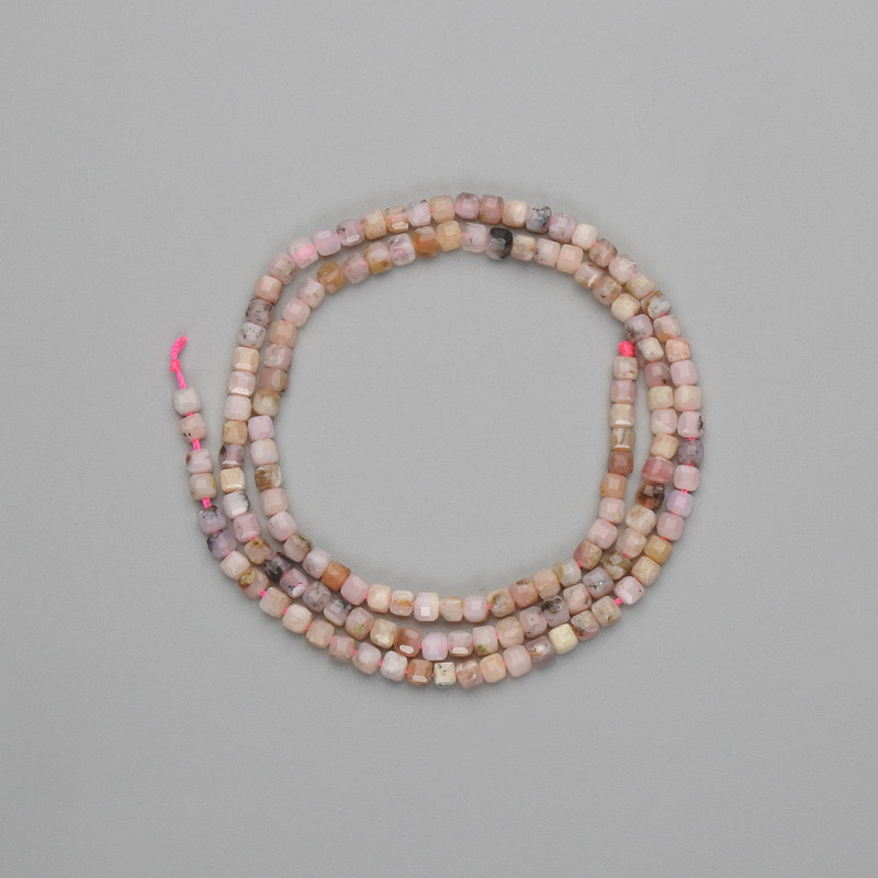 Rhodonit-Perlen, facettierte Würfel 3×3 mm, Länge ca. 39 cm, auf Schnur