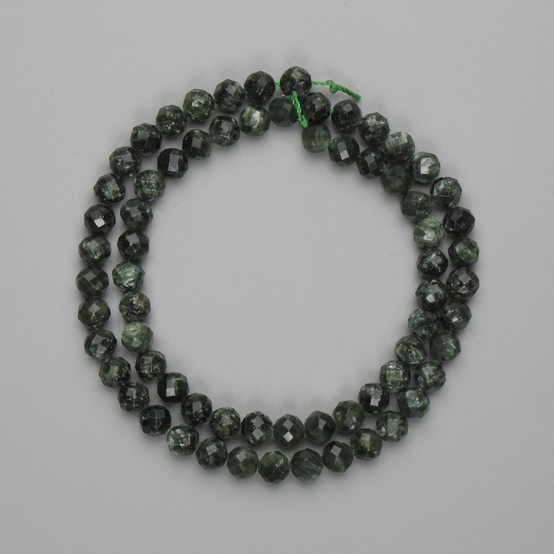 Serafinit-Perlen, facettierte Kugeln 6 mm, ca. 39 cm lang, auf Schnur