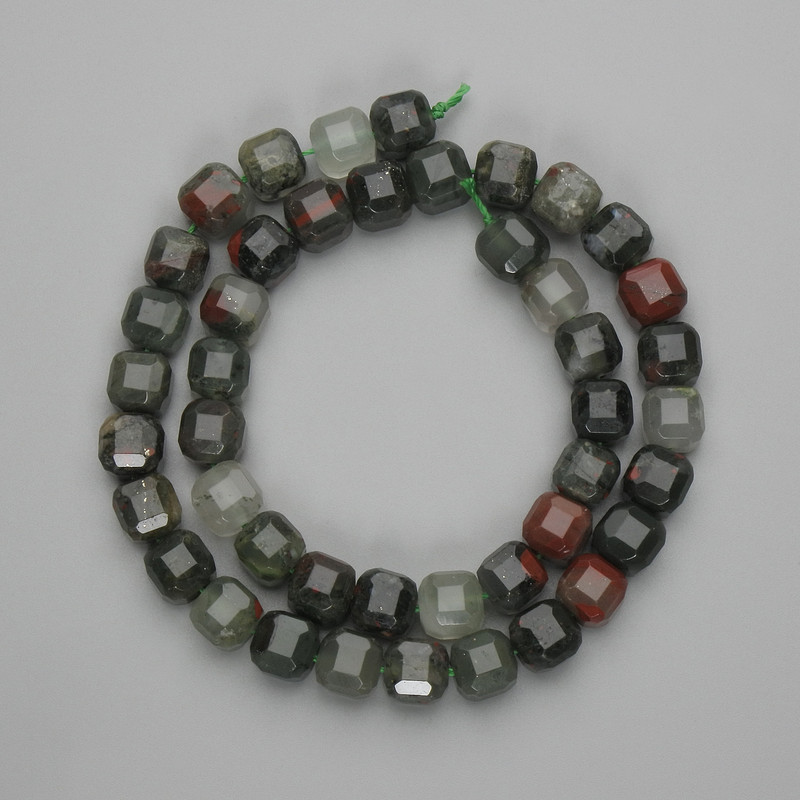 Perlen aus Heliotrop-Jaspis, facettierte Würfel, 8,5 × 8,5 mm ±, Länge ca. 38 cm, auf Faden