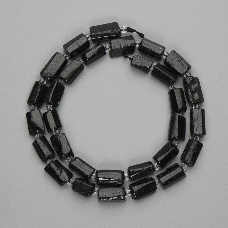Perlen aus schwarzem Turmalin, facettiert 11–12×6–7 mm, 5 mm ± Glasperlen 3 mm ±, Länge ca. 40 cm, auf Faden