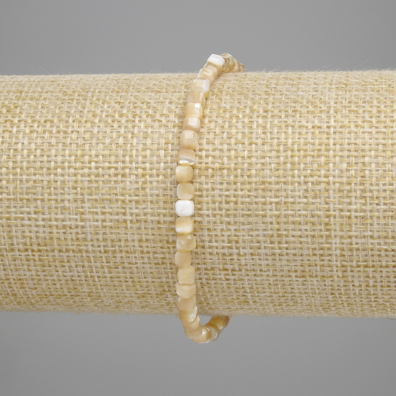 Armband aus beigem Perlmutt, facettierte Würfel 3×3 mm, Länge ca. 18 cm, elastisch