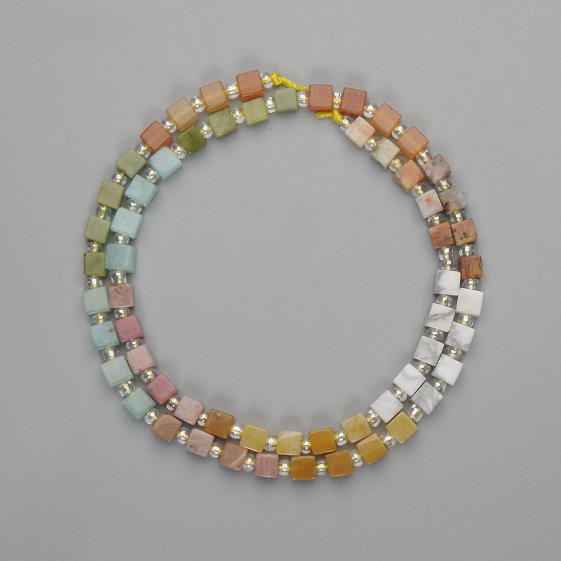 Perlen-Sortiment Howlith Rhodonit Achat kubische Perlen 4×4 mm ± Seed-Beads 3 mm ±, Länge ca. 38 cm auf der Schnur