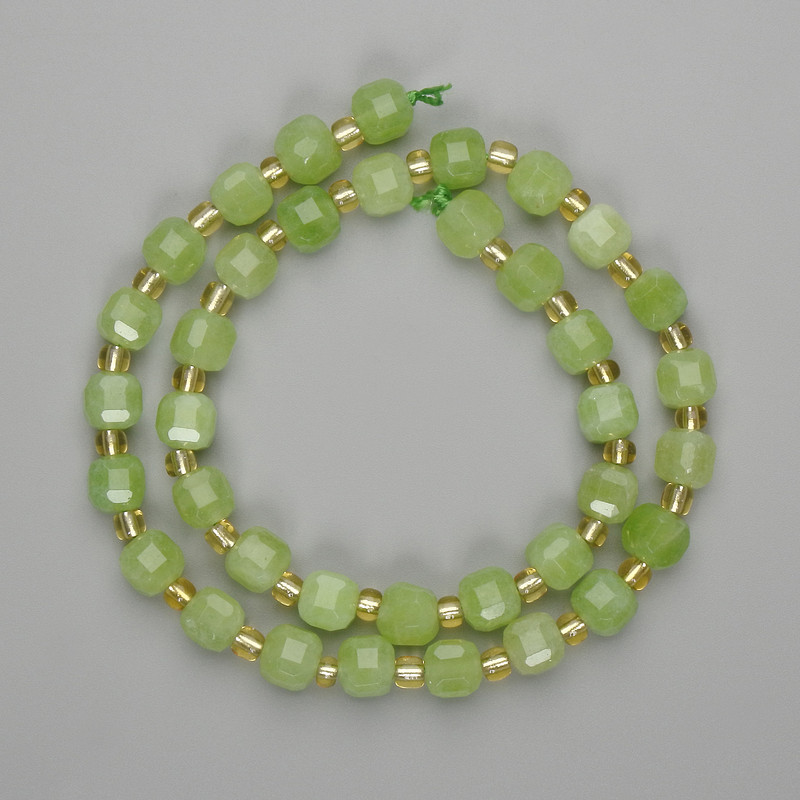 Perlen aus Chrysolith und Olivin, facettierte Würfel 7 × 7 mm ±, Rocailles 3 mm ±, Länge ca. 38 cm, auf Schnur