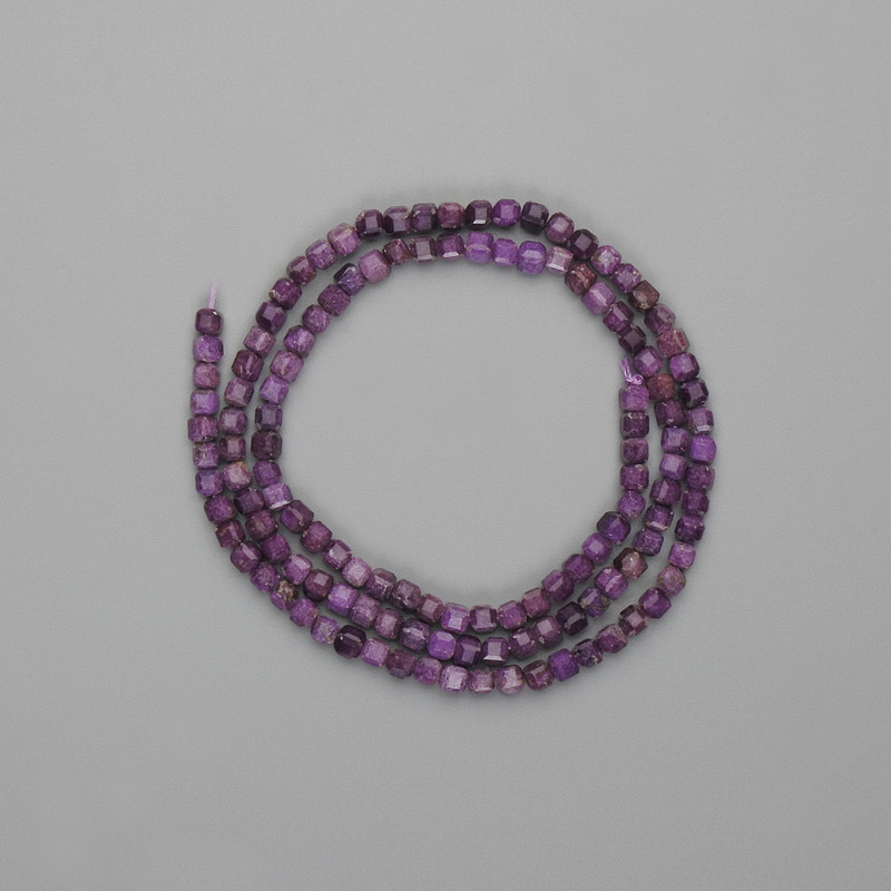 Charoit-Perlen, facettierte Würfel 3×3 mm, Länge ca. 39 cm, auf Faden