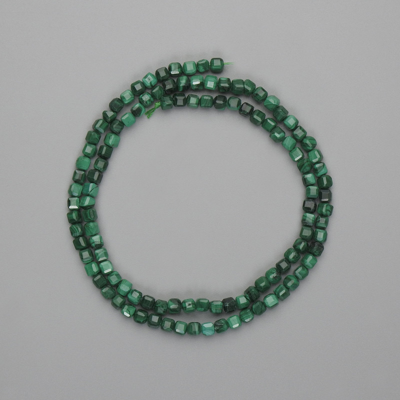 Malachitfacettierte Würfelperlen 3×3 mm, Länge ca. 39 cm, auf Schnur