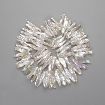 Barockperlen auf Schnur mit Farbton „Benzin“, Durchmesser 31–33 × 4,5–7 mm, Länge ca. 37 cm