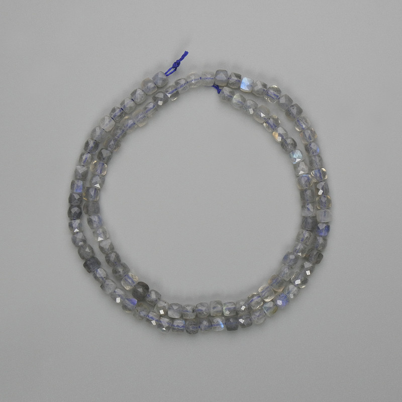 Labradorit facettierte Würfelperlen 3,5×3,5 mm, Länge ca. 39 cm, auf Schnur