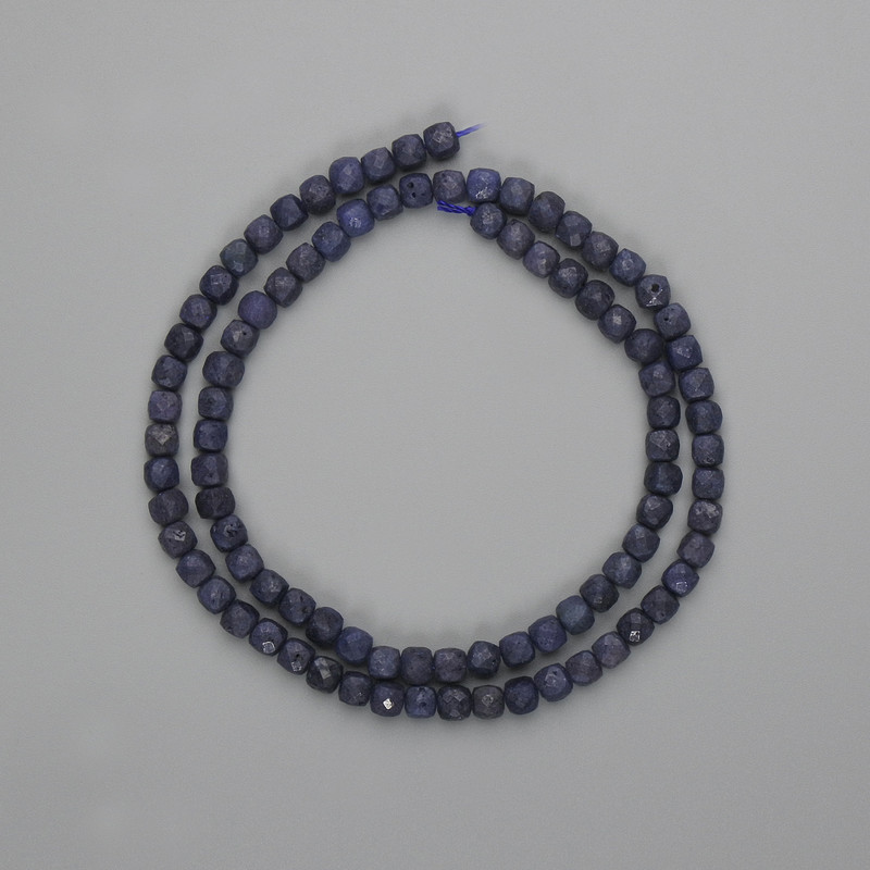 Unbearbeitete Saphir-Perlen, facettierte Würfel 4×4 mm, Länge ca. 39 cm, auf der Schnur