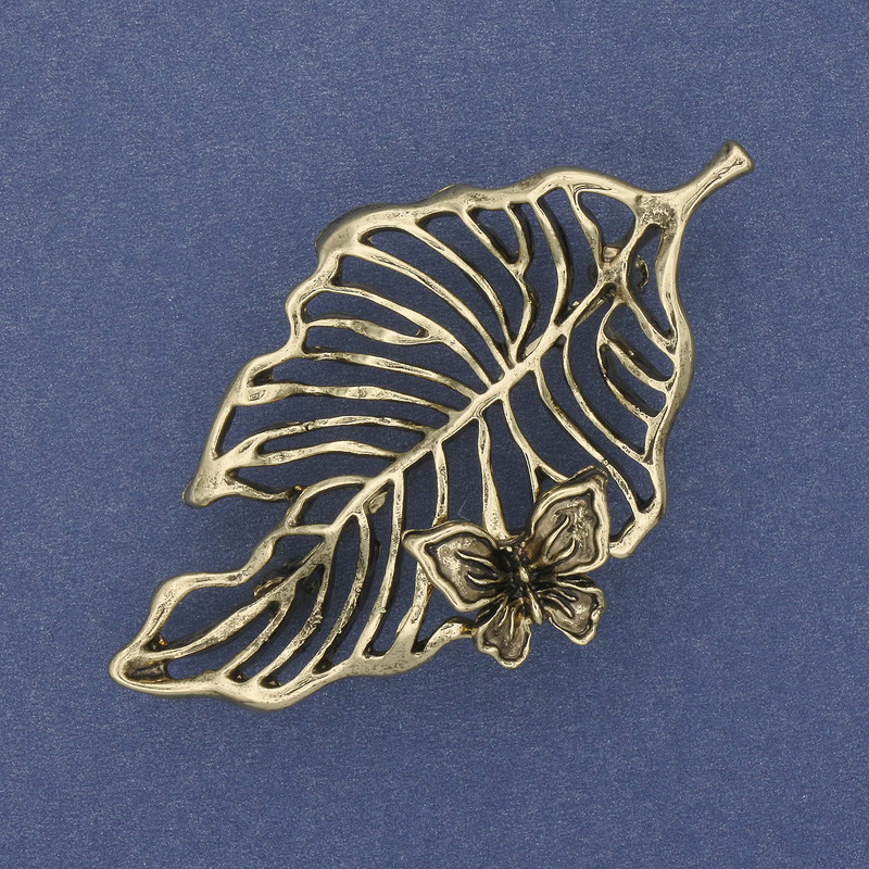 Anhänger-Brosche Blatt mit Schmetterling, goldfarben, 61 × 35 mm+