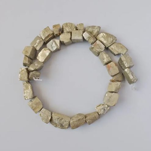 Pyrit-Naturstein-Perlen, facettiertes Rohperlen, unbehandelt, Durchmesser 10–16 × 8–10 mm, Länge ca. 38 cm, auf Nylonschnur