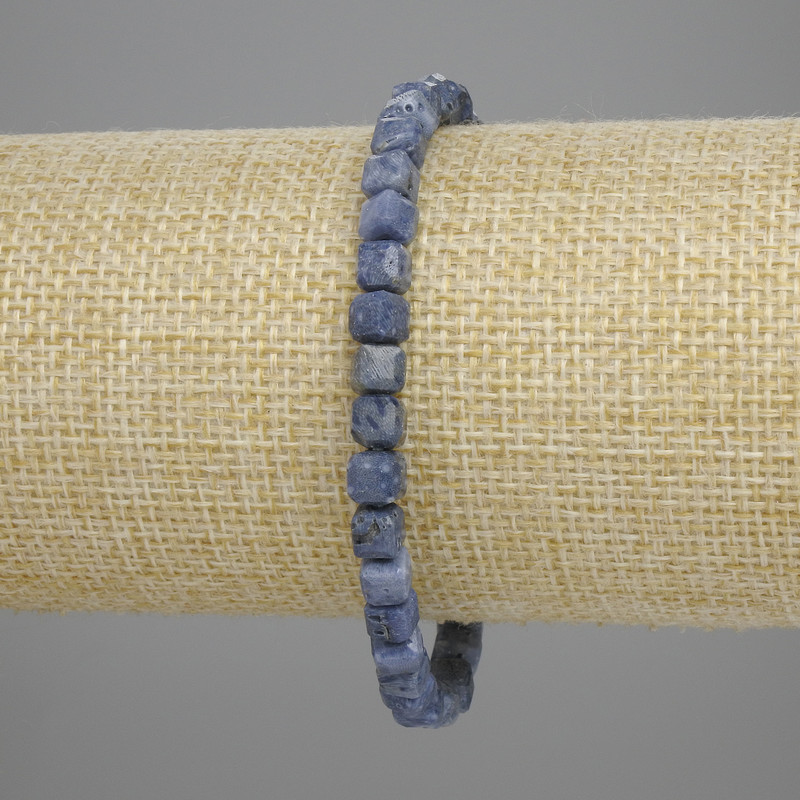 Versteinertes Korallenarmband, facettierte Würfel 5×5 mm, Länge ca. 18 cm, Elastik-Schnur
