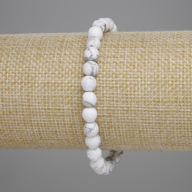 Armband aus Kaholong, facettierte Kugeln, Durchmesser ca. 6 mm, Länge ca. 18 cm, Stretch