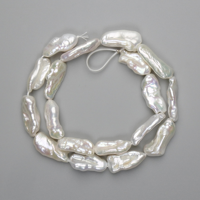 Barockperlen mit Benzin-Ton, 20–26×9–12 mm, auf Schnur, Länge ca. 41 cm