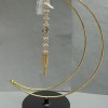 Halbmondständer aus goldfarbenem Metall für Kugel, 24×17 cm ±, Durchmesser der Füße 10 cm ±, Kettenlänge 16 cm ±