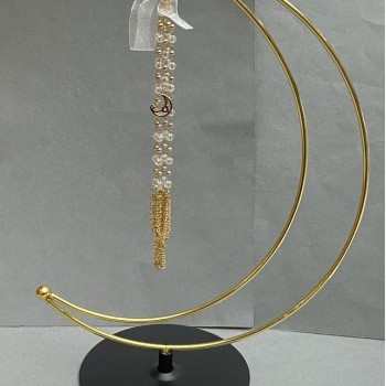 Halbmondständer aus goldfarbenem Metall für Kugel, 24×17 cm ±, Durchmesser der Füße 10 cm ±, Kettenlänge 16 cm ±