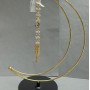 Halbmondständer aus goldfarbenem Metall für Kugel, 24×17 cm ±, Durchmesser der Füße 10 cm ±, Kettenlänge 16 cm ±