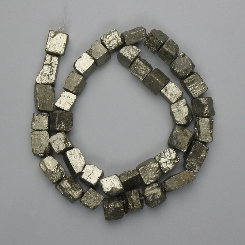 Pyrit-Perlen, rohe Pyrit-Perlen, Durchmesser ca. 4–12 × 7–11 mm, Länge ca. 38 cm, auf Schnur