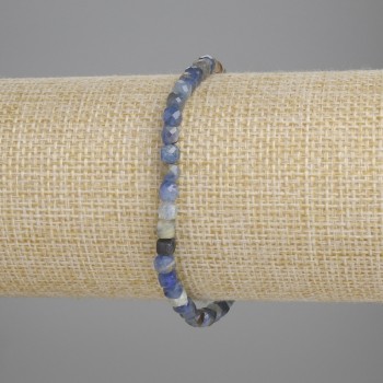 Armband aus facettierten Kyanitwürfeln, Würfelgröße ca. 4 × 4 mm, Länge ca. 18 cm, Stretchband