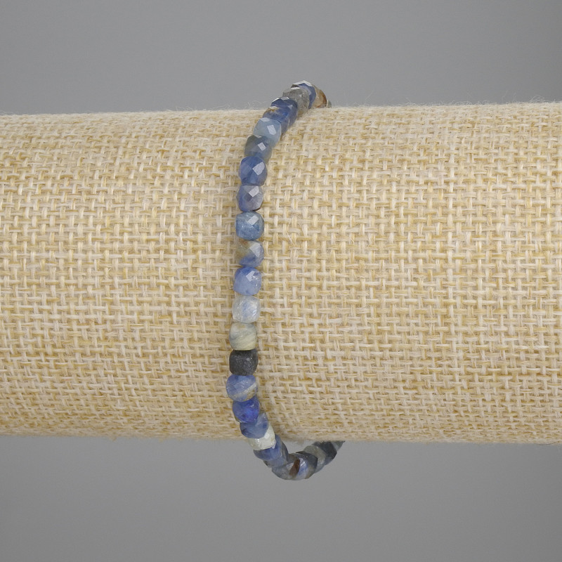 Armband aus facettierten Kyanitwürfeln, Würfelgröße ca. 4 × 4 mm, Länge ca. 18 cm, Stretchband